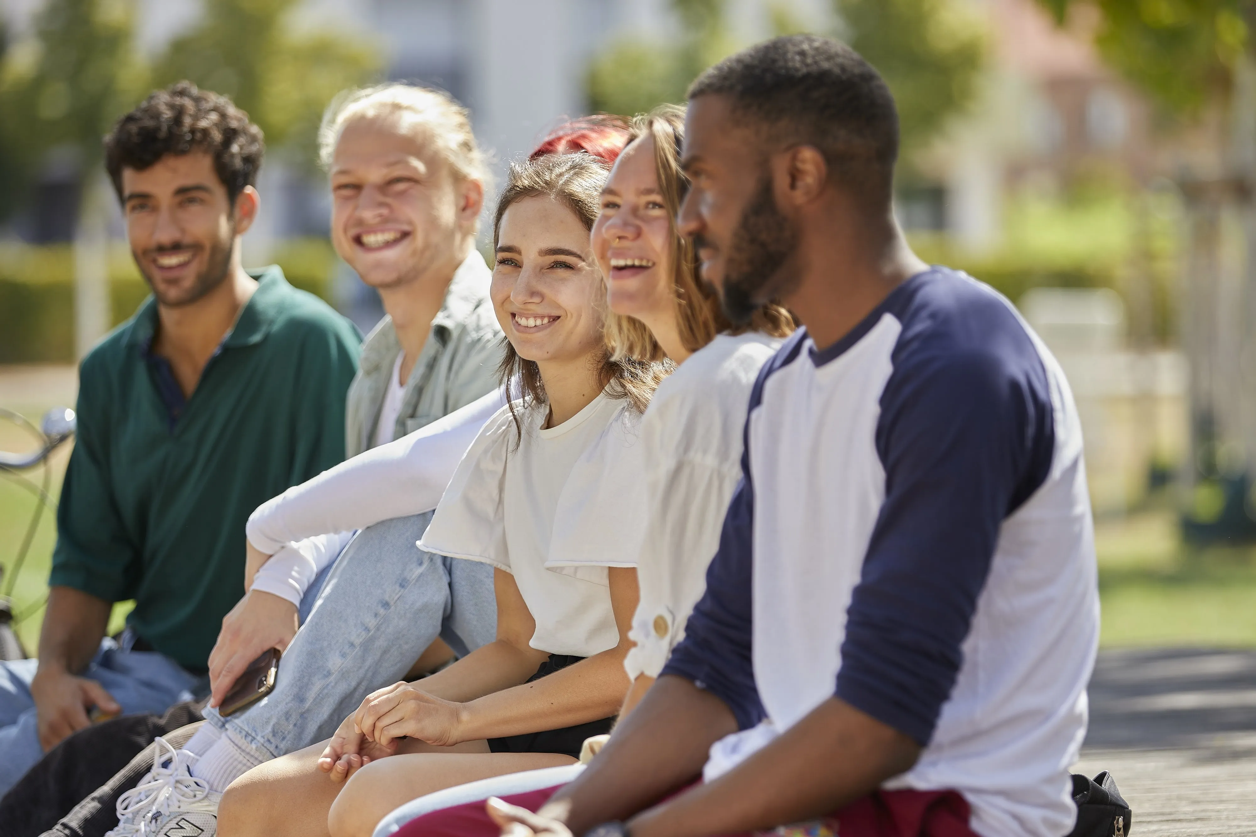 Campusaufnahme der RPTU mit Studierenden und modernen Gebäuden, symbolisierend zukunftsweisende Forschung und Lehre