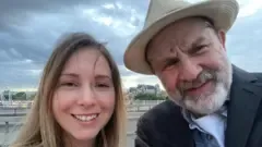 Carly Clarke und Stephen Lovell-Davis nach dem Vorfall in Dublin, ein Zeugnis unerwarteter Gewalt während ihrer Reise.