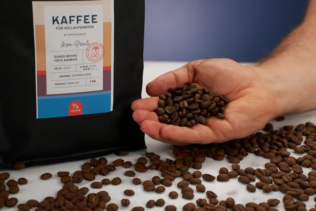 Coffeeness Kaffeebohnen Klassik in der Hand