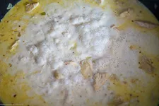 Cremige Currysoße mit Hähnchenköchelt in einer Pfanne