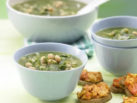 Cremige grüne Kichererbsensuppe mit herzhaften Rührei-Crostini, ideal für einen gesunden Start
