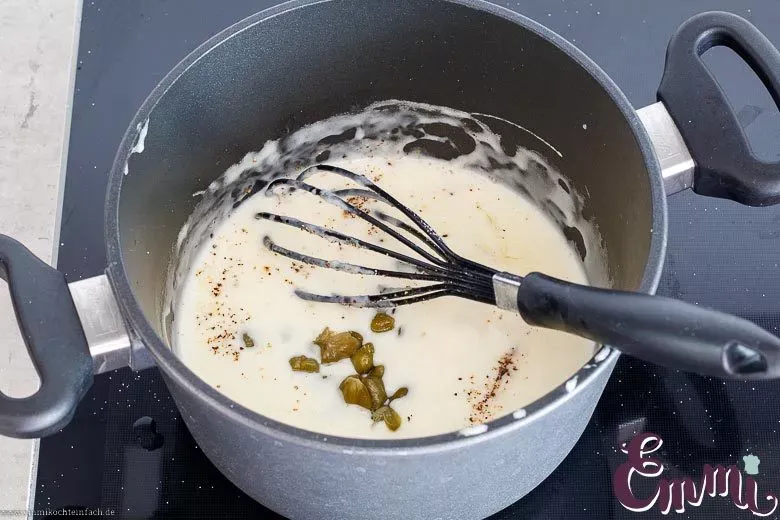 Cremige Kapernsauce mit Klopsen in einem Topf