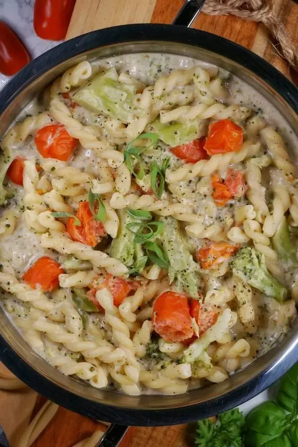 Cremige One-Pot-Nudeln mit Brokkoli und Frischkäse, garniert mit frischen Kräutern