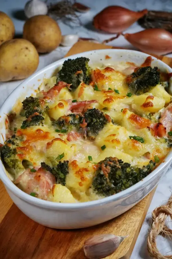 Cremiger Kartoffel-Brokkoli-Auflauf mit goldbrauner Käsekruste