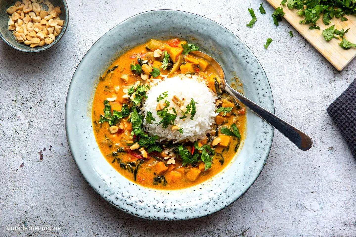 Cremiges Süßkartoffel-Curry mit Spinat und frischem Koriander, serviert mit Reis