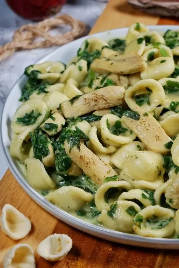Curry Nudeln mit Hähnchen in Sahnesauce mit Spinat