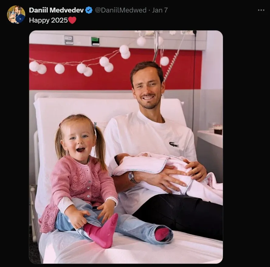 Daniil Medwedew beim Aufschlag auf dem Hartplatz