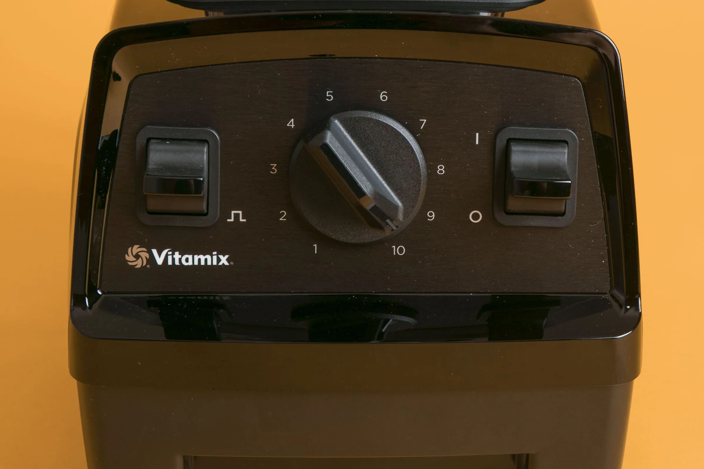 Das Bedienpanel des Vitamix Explorian E310 ist minimalistisch und funktional gestaltet, mit zwei Kippschaltern und einem Drehregler.