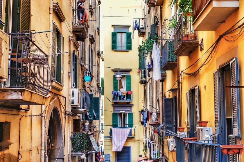Das bunte Treiben in den engen Gassen der Altstadt von Neapel, Italien.