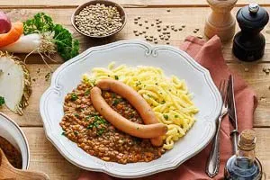 Das fertige Gericht: Schwäbische Linsen mit Spätzle und Würstchen servierbereit