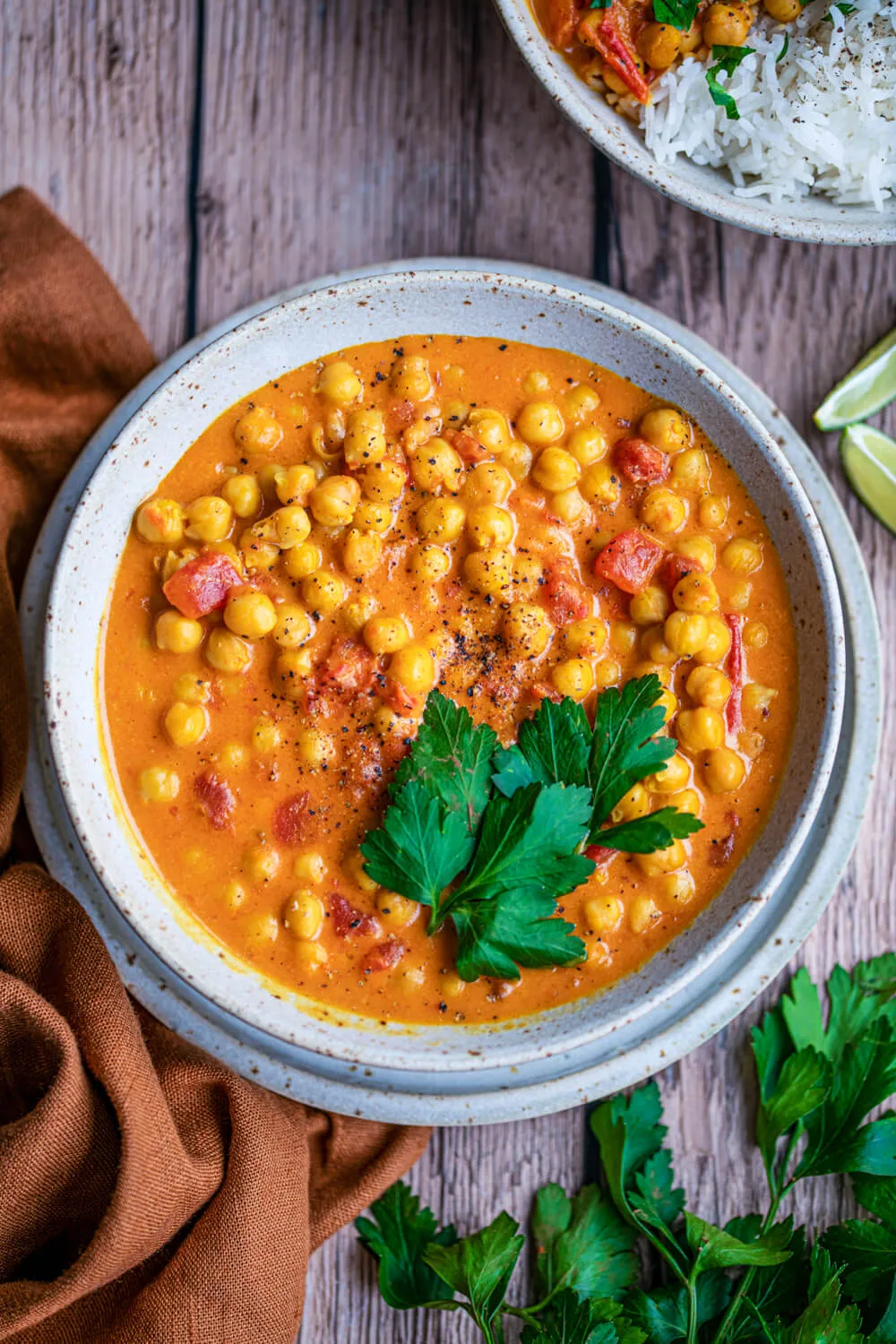 Das fertige Kichererbsen-Curry in einer rustikalen Schüssel, perfekt zum Teilen oder Genießen