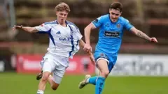 Das Freundschaftsspiel zwischen Bohemians und Schalke 04, das sportlich für die Königsblauen enttäuschend endete und von den Geschehnissen abseits des Platzes überschattet wurde.