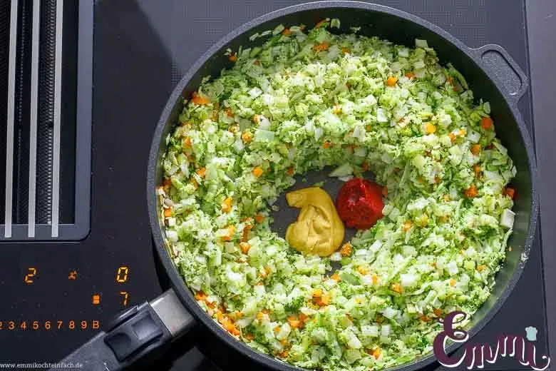 Das Gemüse für die vegetarische Lasage dünsten