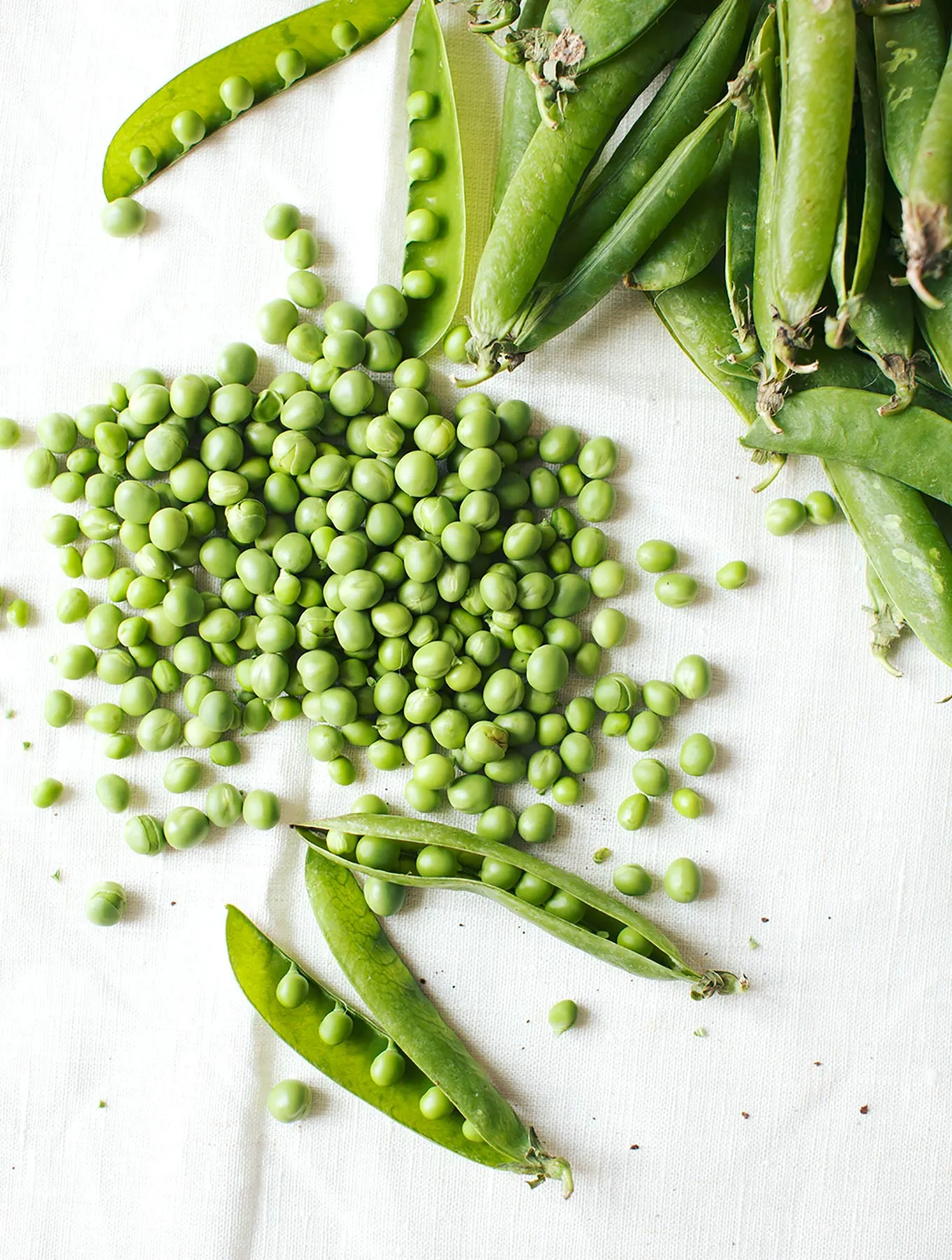 Das Hinzufügen von Kapern zu einer frisch zubereiteten One Pot Pasta in einem Topf