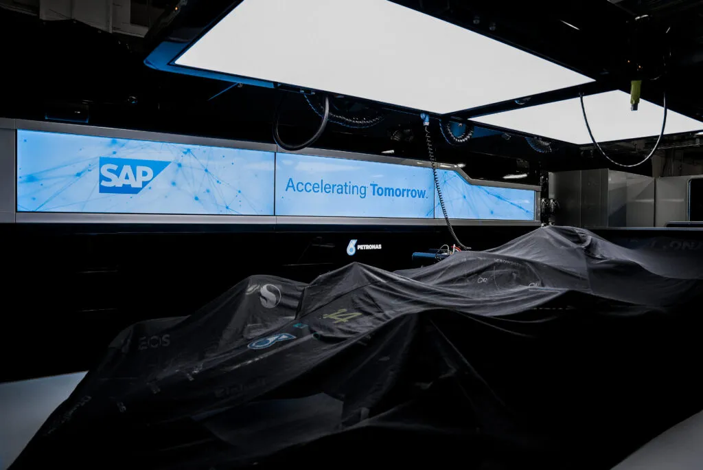 Das Logo des Mercedes-AMG PETRONAS F1 Teams und SAP symbolisiert die Partnerschaft