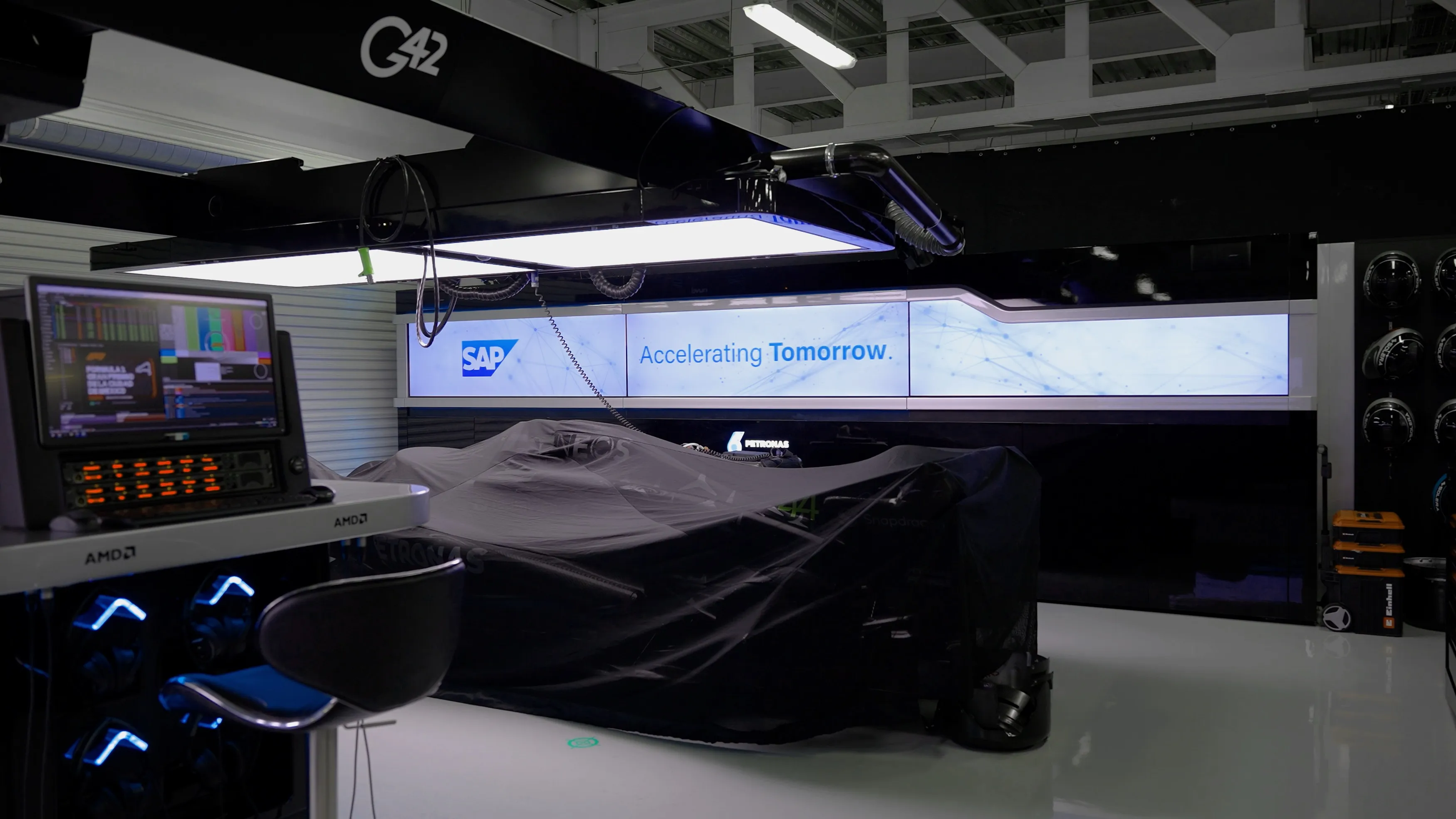 Das Mercedes-AMG PETRONAS F1 Team auf der Rennstrecke, unterstützt von SAP-Technologie