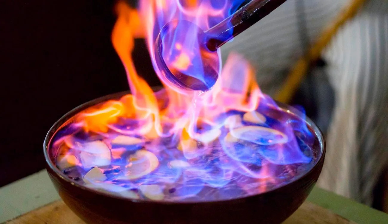 Das mystische Queimada-Ritual in Galicien, mit brennendem Brandy und Früchten in einem Tontopf