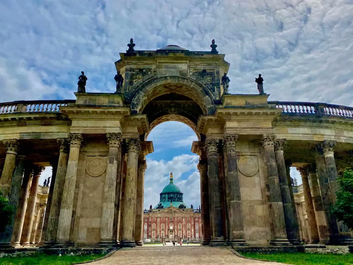 Das Neue Palais in Potsdam, ein imposantes Barockschloss umgeben von einem großen Park