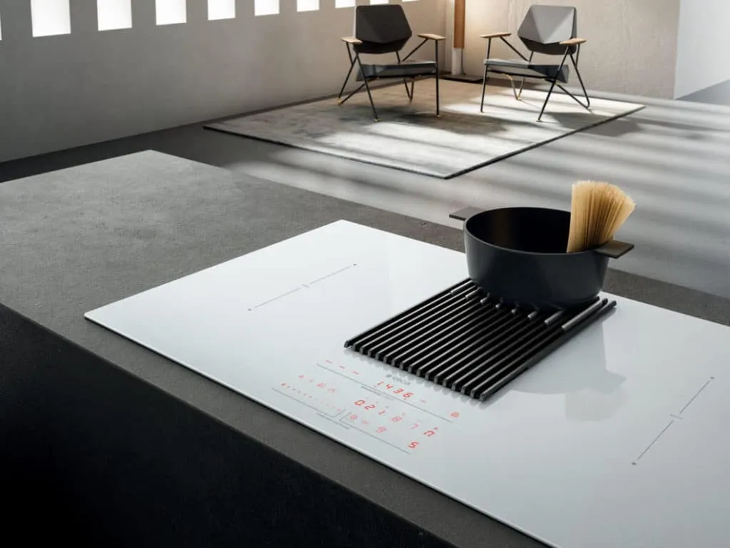 Das NIKOLATESLA mit integrierter Waage kann unabhängig vom Kochfeld genutzt werden, trägt aber auch problemlos heißes Kochgeschirr während des Kochvorgangs. Mit einer Tara-Funktion können Gefäße immer wieder auf Null gestellt werden.