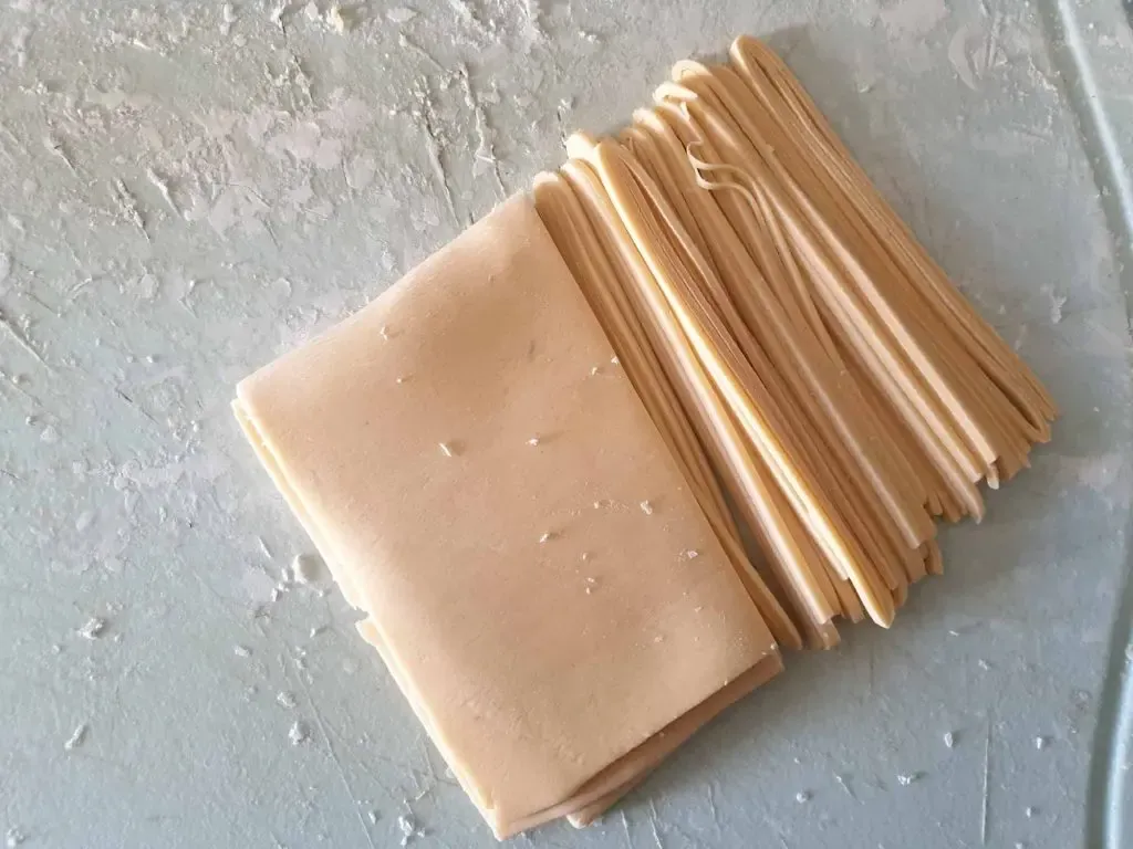 Das Schneiden der Dinkel-Eiernudeln von Hand