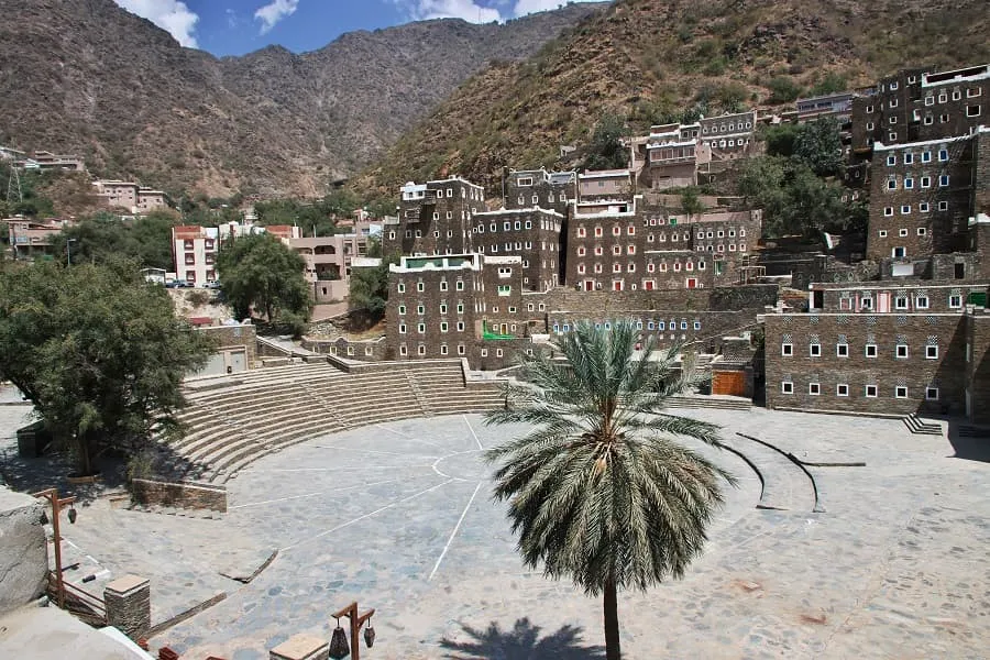 Das UNESCO-Weltkulturerbe Dorf Rijal Almaa, einst ein wichtiger Handels- und Pilgerknotenpunkt, zeigt seine jahrhundertealte Architektur.