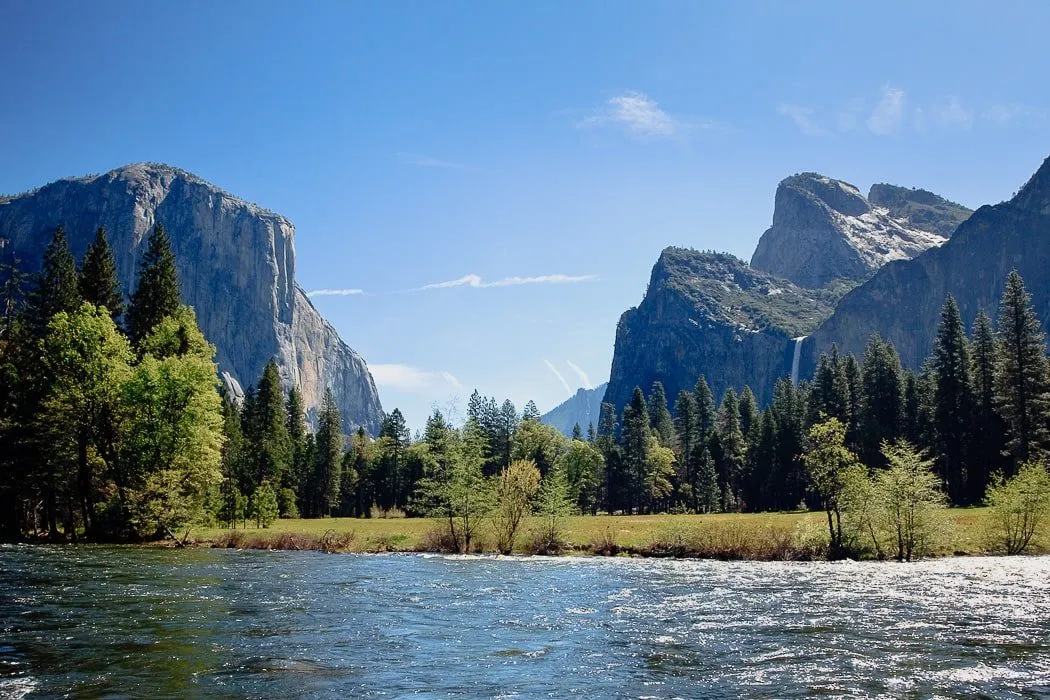 Das Yosemite Valley mit dem Merced River und El Capitan, umgeben von Herbstlaub