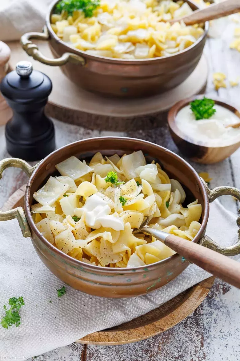 Deftige Fleckerl mit Weißkraut und Petersilie garniert