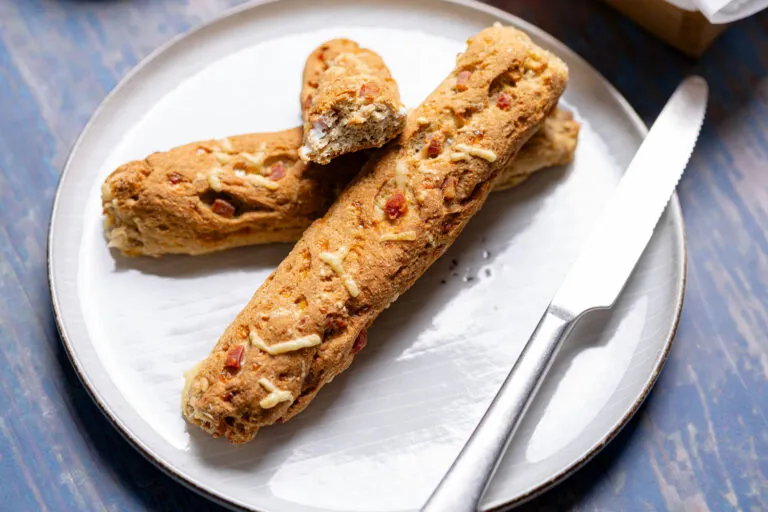 Deftige Low Carb Brotstangen mit Speck und Käse
