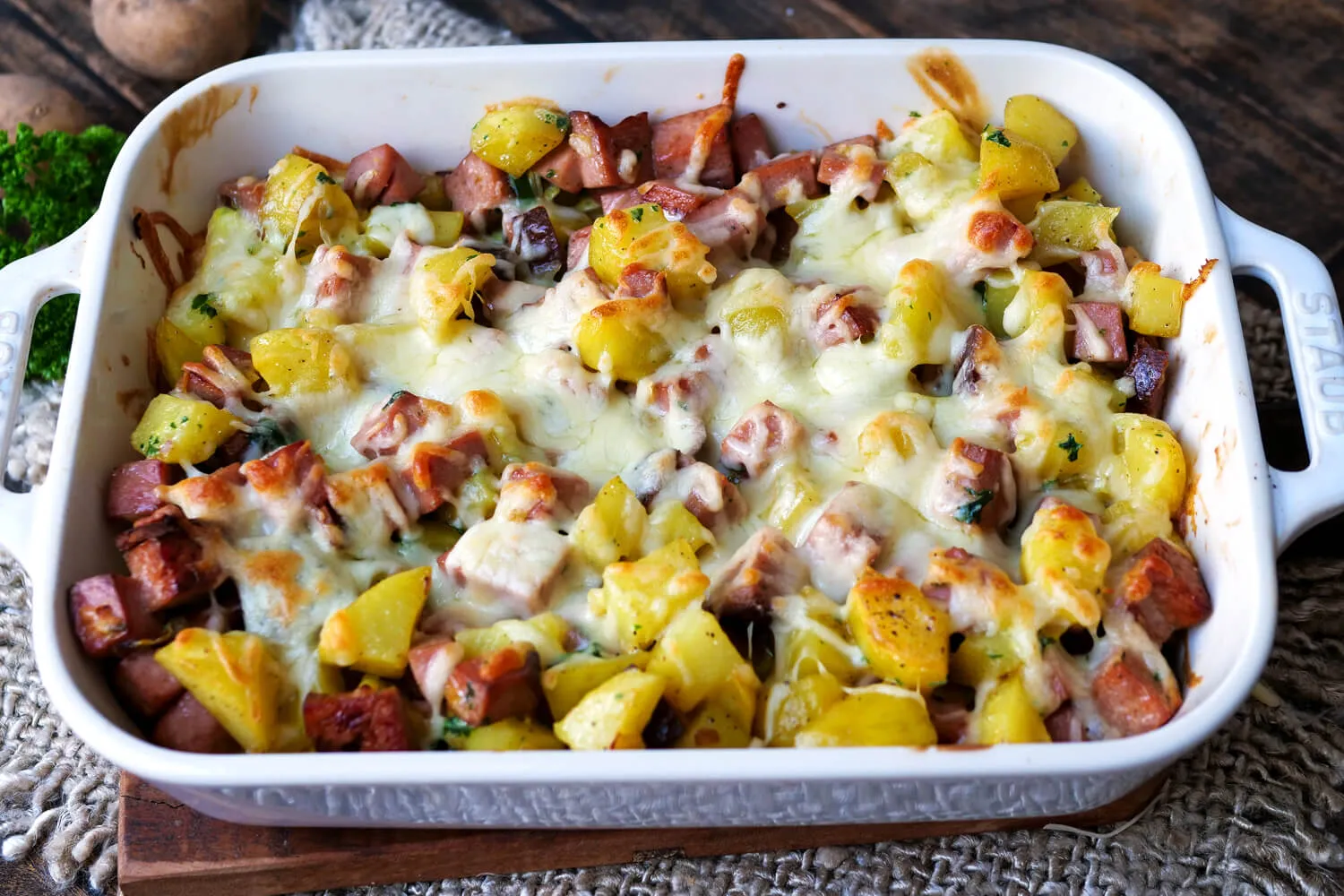 Deftiger Leberkäse-Auflauf mit goldbrauner Käsekruste und frischer Petersilie