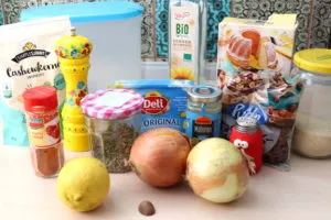 Dekorativ angerichteter veganer Nussbraten mit Beilagen