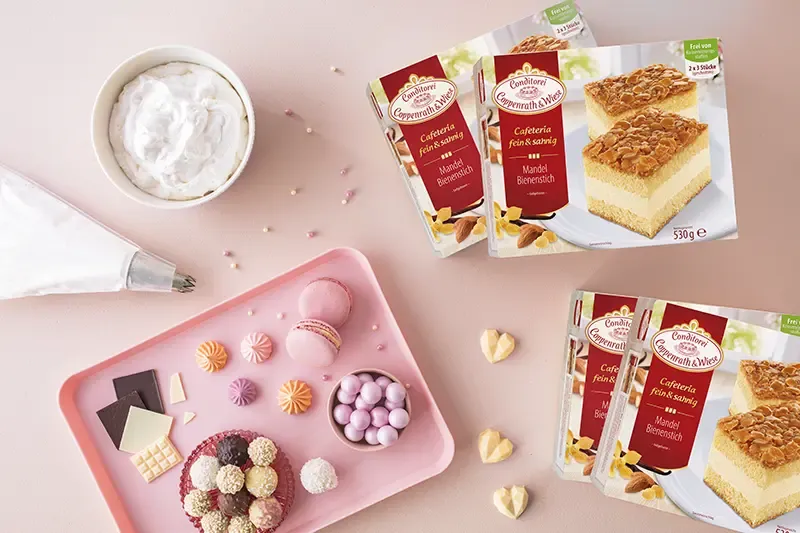 Dekorierter "50" Zahlenkuchen mit Macarons und Pralinen