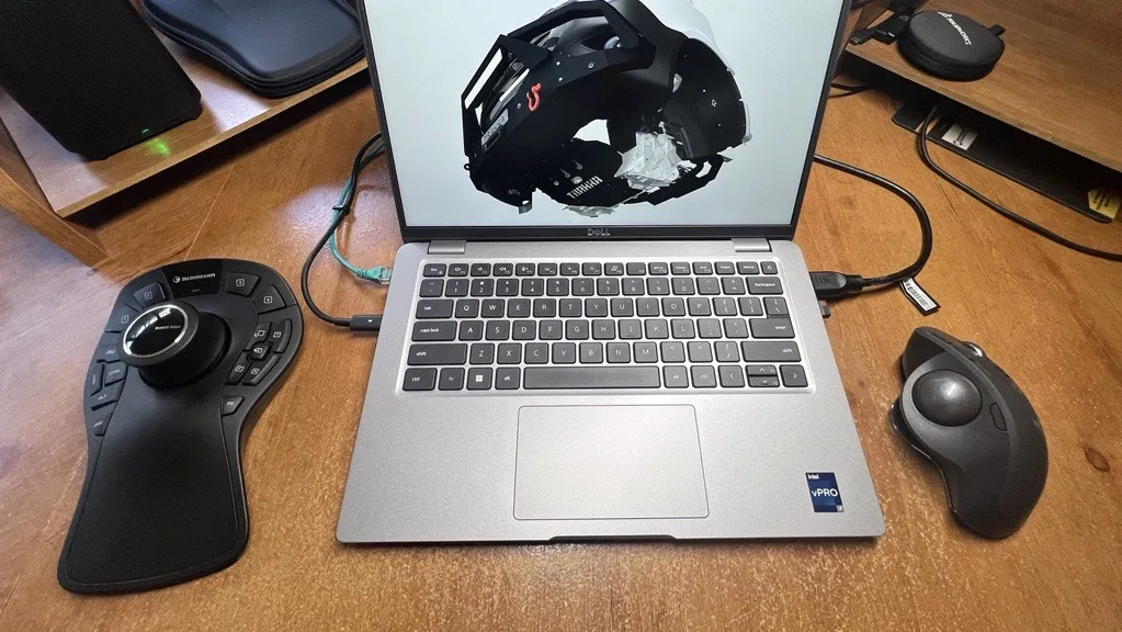 Dell Precision 3480 mit SpaceMouse Pro Wireless auf dem Schreibtisch