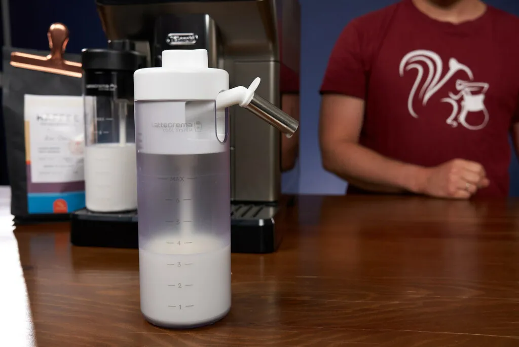 DeLonghi Eletta Explore mit LatteCrema Cool System für kalten Milchschaum