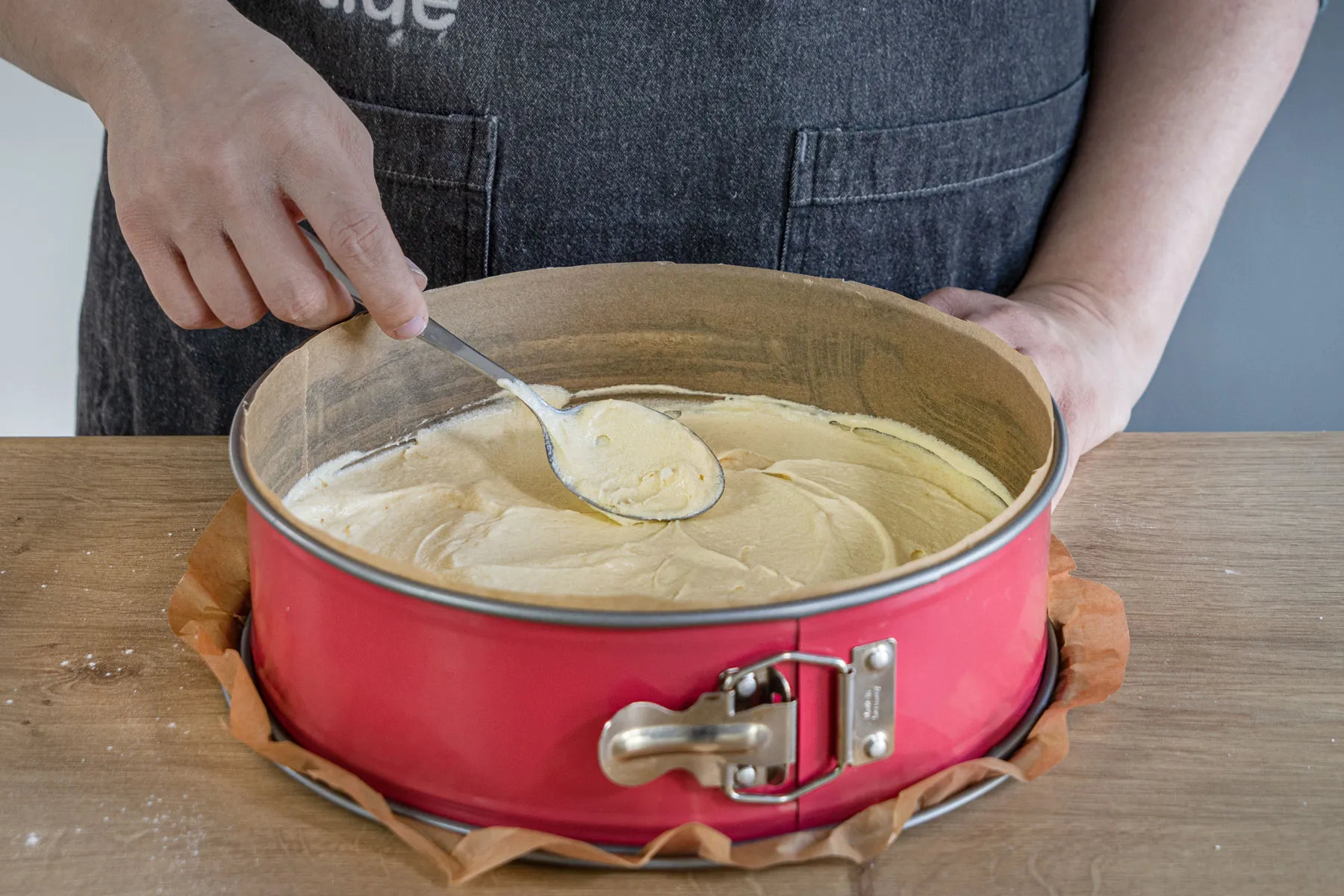 Den Rührteig gleichmäßig in die Springform verstreichen