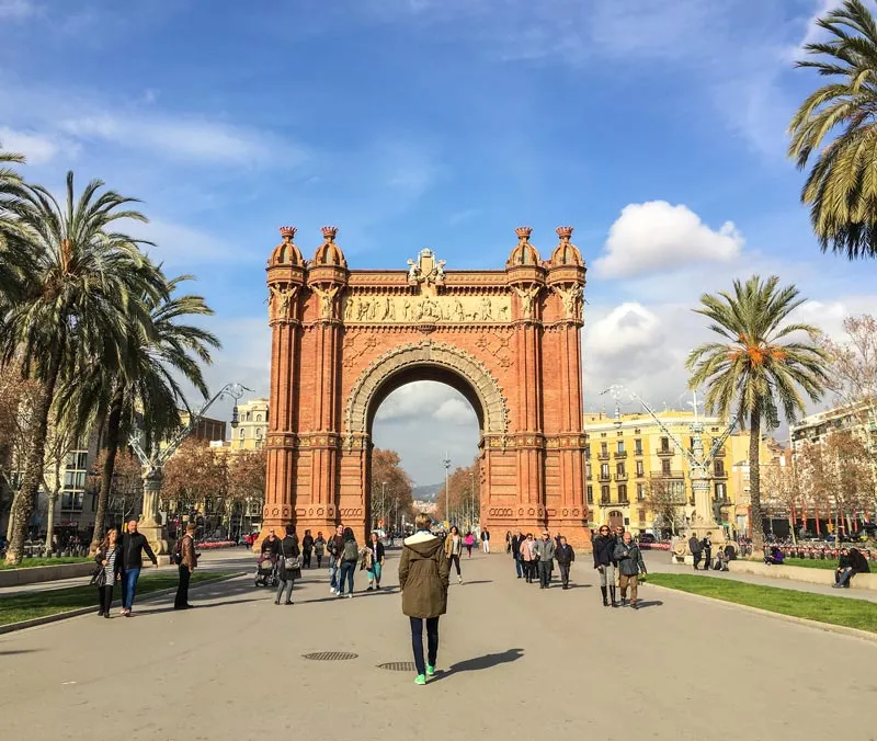 Der Arc de Triomf in Barcelona bei Sonnenschein