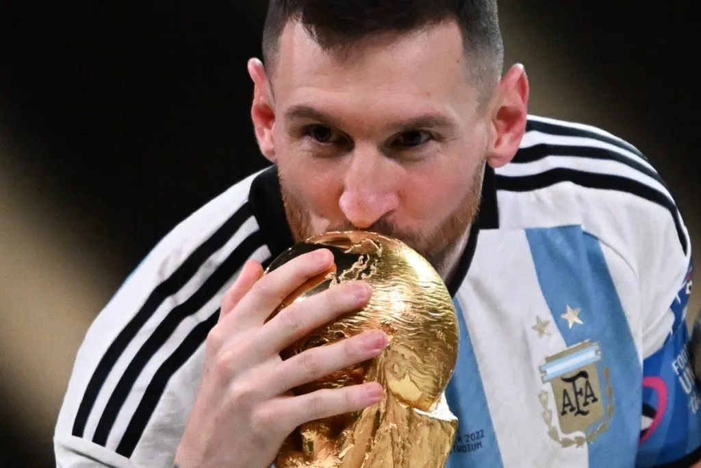 Der argentinische Kapitän Lionel Messi küsst die FIFA WM-Trophäe während der Siegerehrung nach dem historischen Sieg.