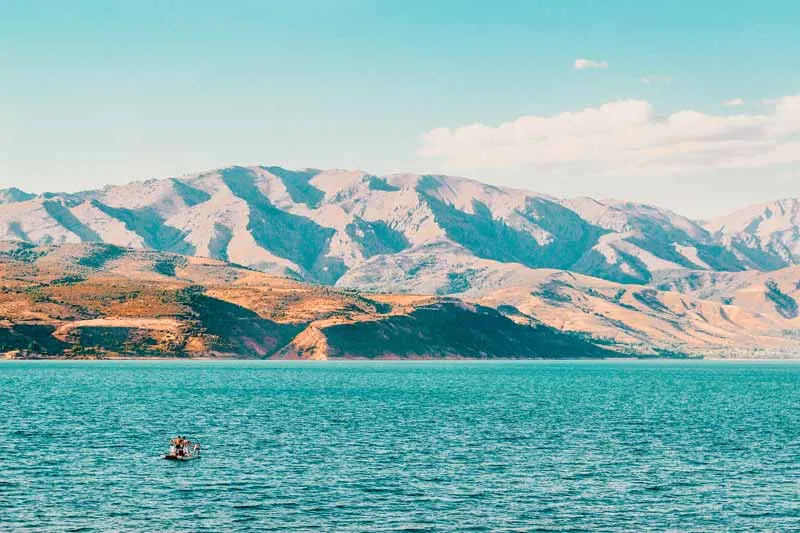 Der Bergsee Charvak in Usbekistan umgeben von majestätischen Bergen