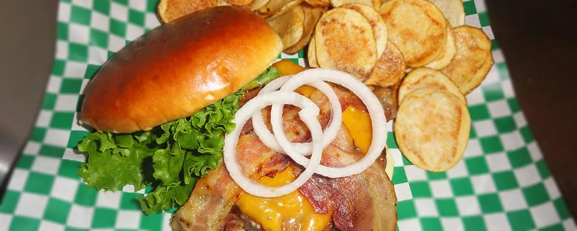 Der berühmte halbe Pfund Burger von DJ's Sports Bar mit frischen Pommes Frites