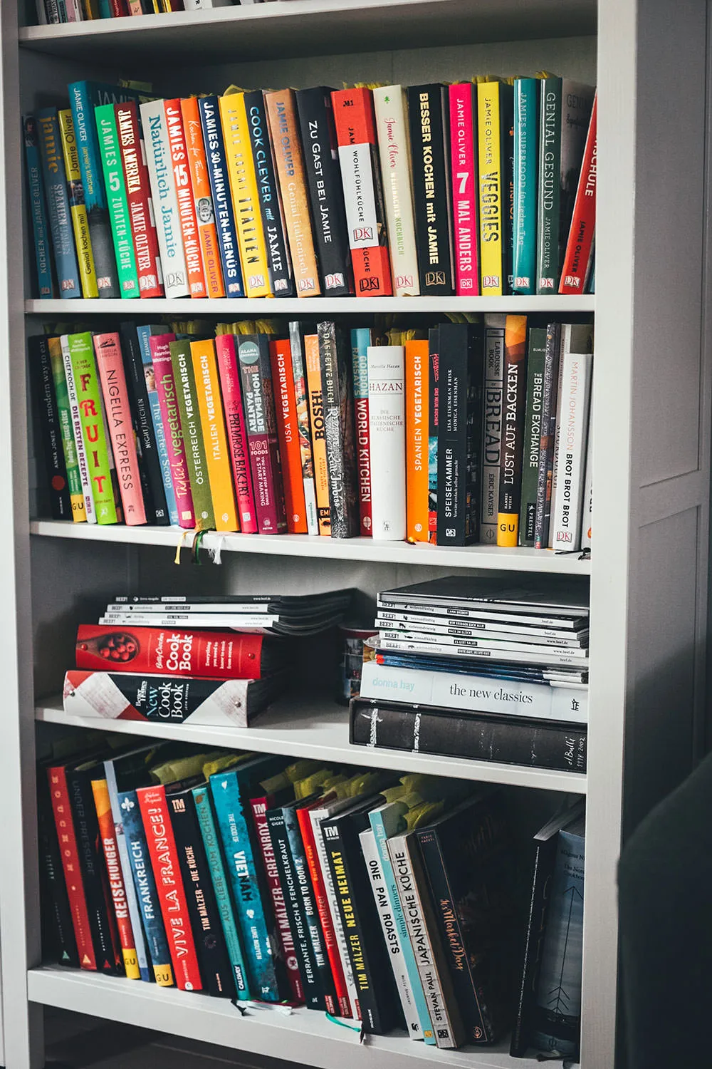 Der Blick in eines meiner drei aktuellen Kochbuchregale | moeyskitchen.com