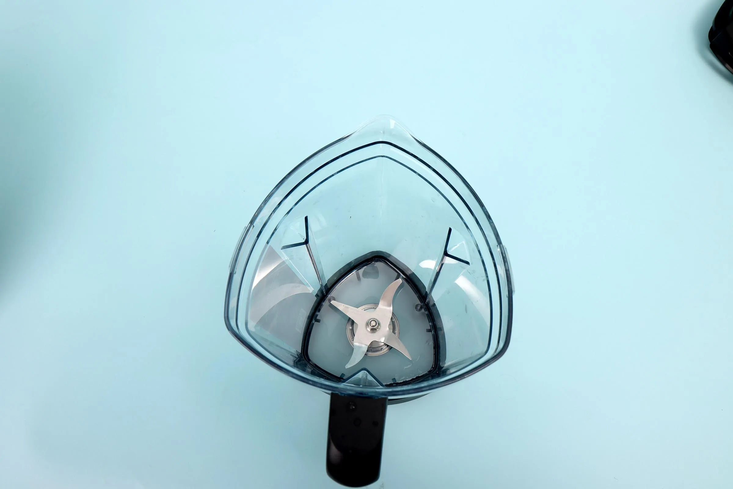 Der dreieckige Mixbehälter des Braun PowerBlend 9 JB9040 erleichtert die Reinigung durch minimierte tote Winkel.