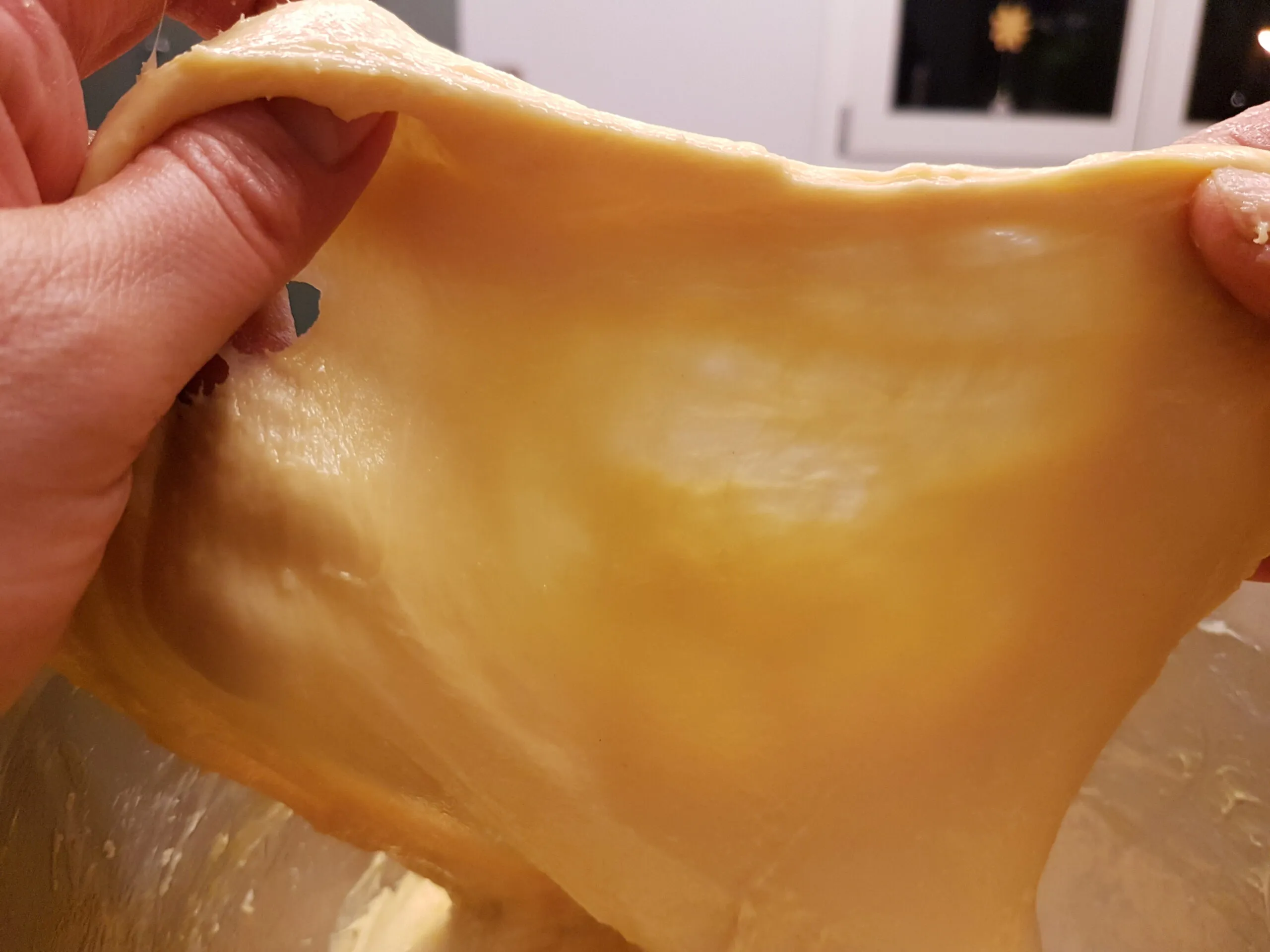 Der elastische Teig wird gedehnt, um den Fenstertest zu bestehen und seine Qualität zu zeigen