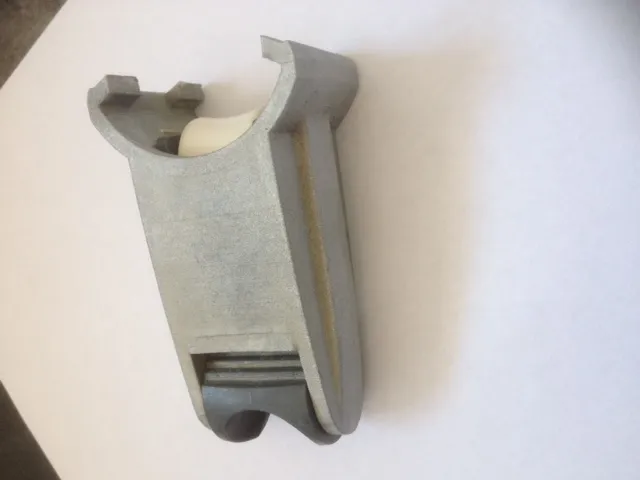 Der fertige, 3D-gedruckte Duschkopfhalter, montiert an der Duschstange