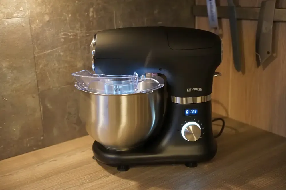 Der geschmeidige Brioche-Teig für selbstgemachte Buns wird intensiv mit der Küchenmaschine geknetet