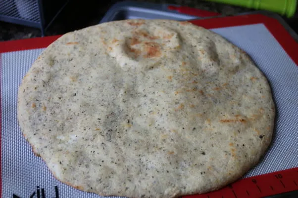 Der gewendete Pizzaboden nach dem ersten Backvorgang