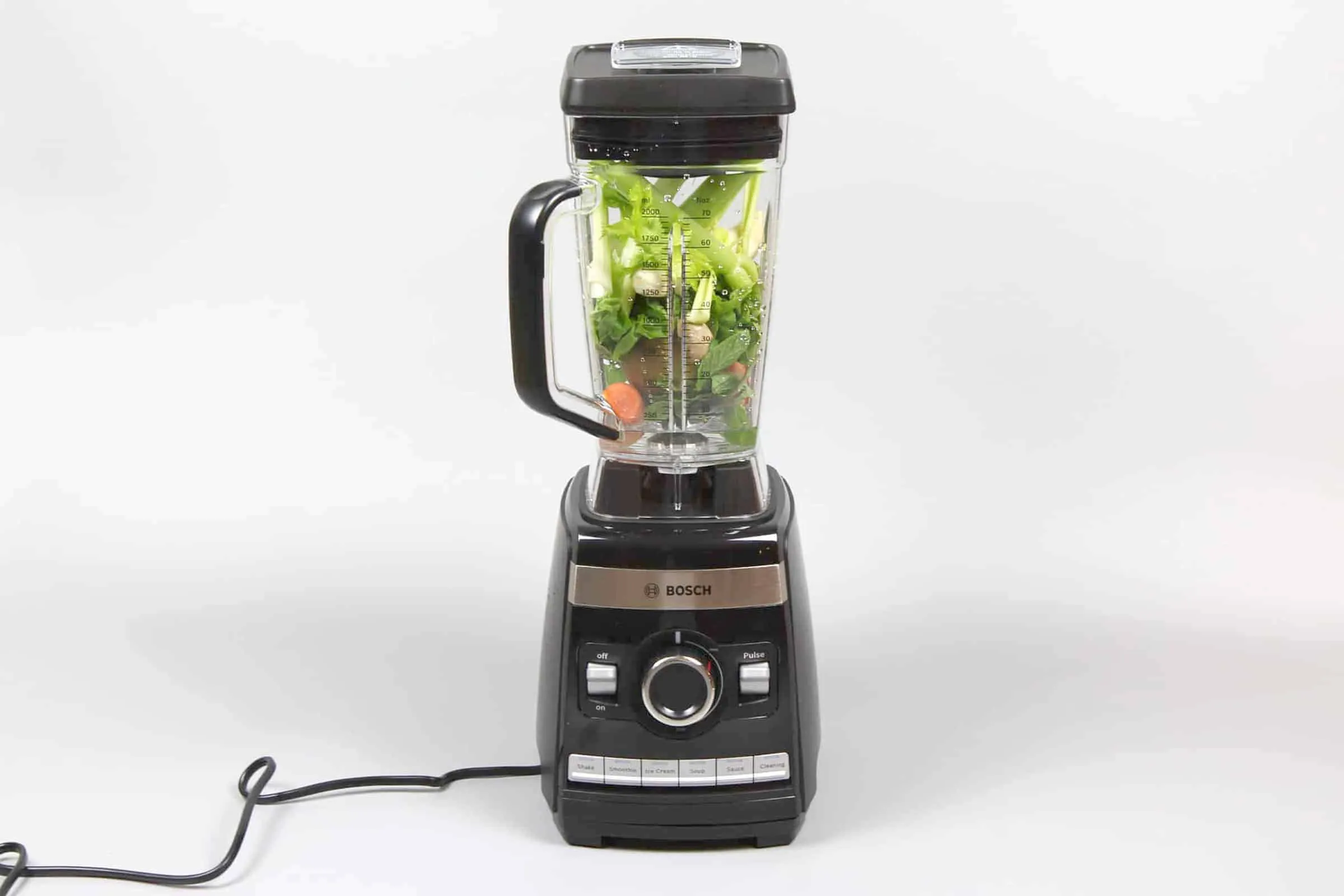 Der große Behälter des Bosch VitaBoost Standmixers bietet viel Platz für Zutaten.