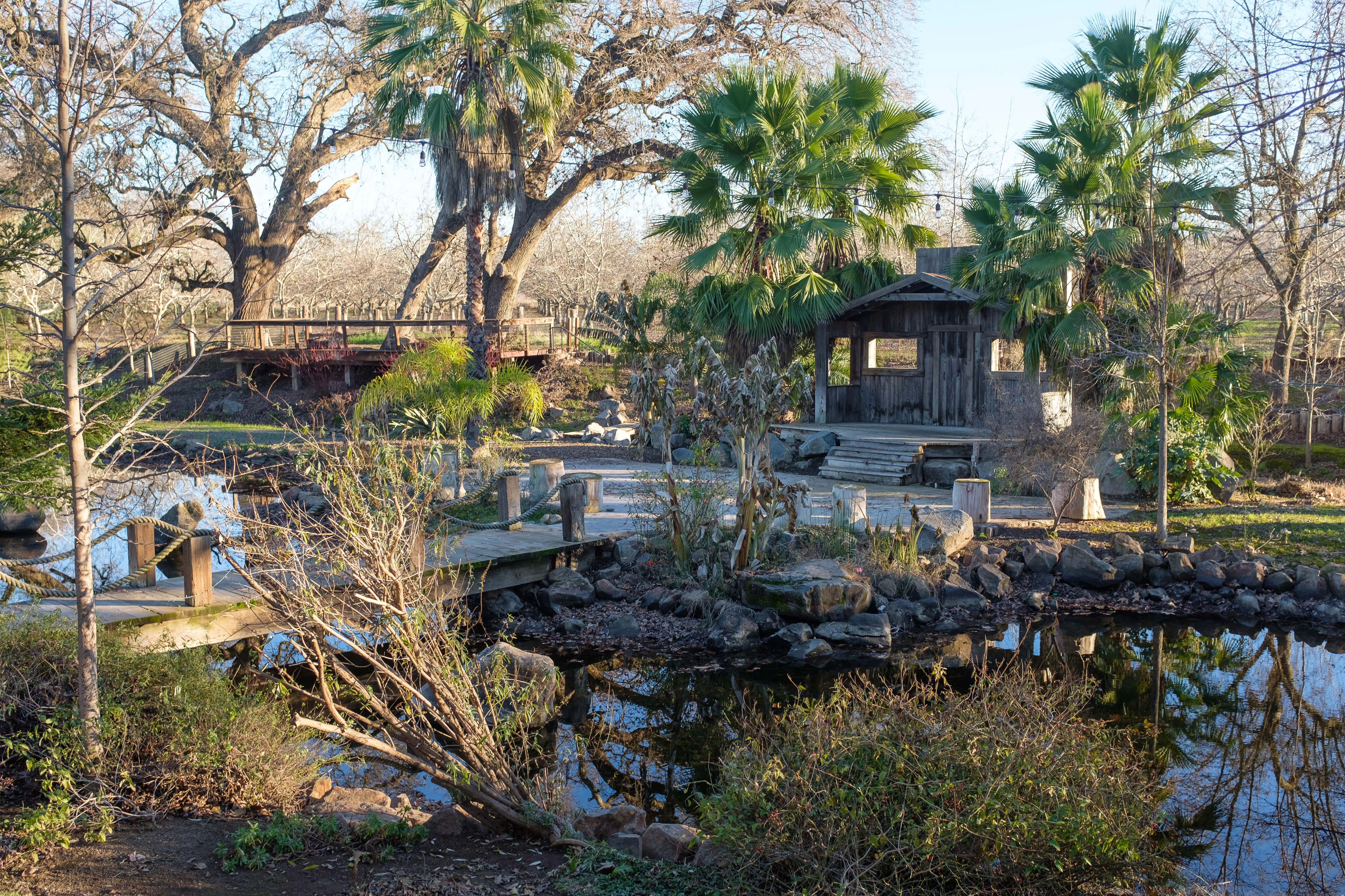 Der hintere Bereich des Lassen Steakhouse mit einem Steg über Wasser zu einem Empfangsbereich