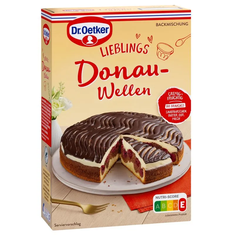 Der klassische Donauwellen Kuchen mit Kirschen, Creme und Schokoglasur
