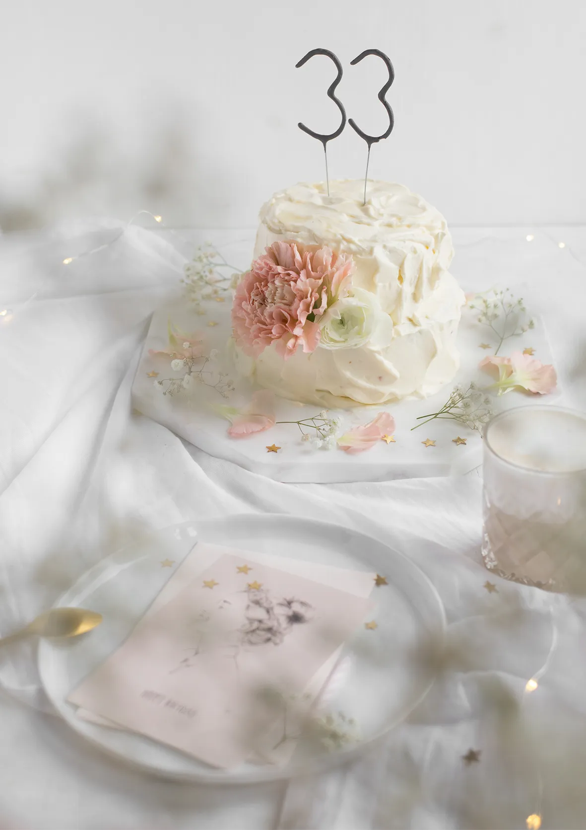 Der liebevoll zubereitete Geburtstagskuchen auf einem Tisch, umgeben von einer gemütlichen Atmosphäre