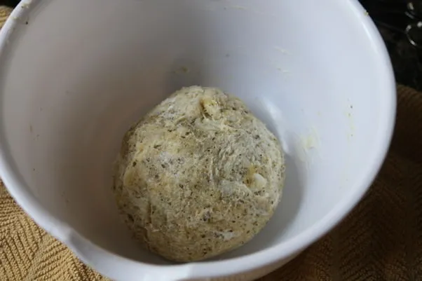 Der Low Carb Pizzateig zu einer glatten, runden Kugel geknetet