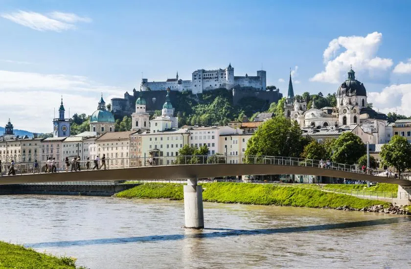 Der Makartsteg über die Salzach in Salzburg mit Blick auf die Festung Hohensalzburg.